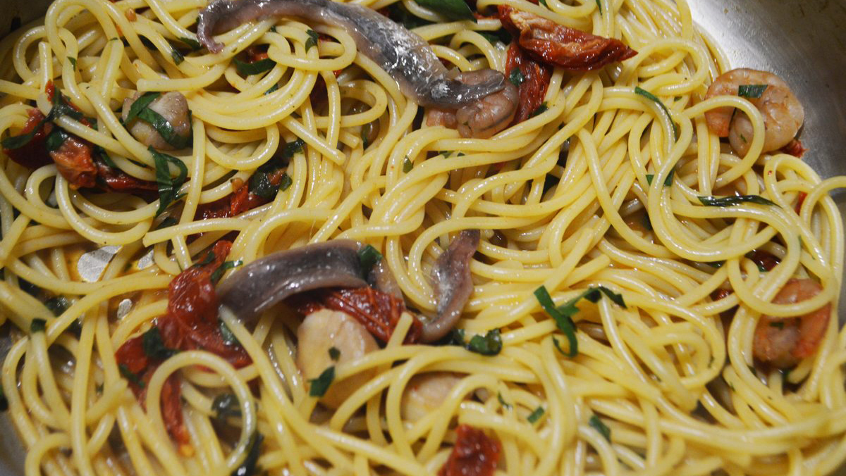 Spaghettis con vieyras y camarones.